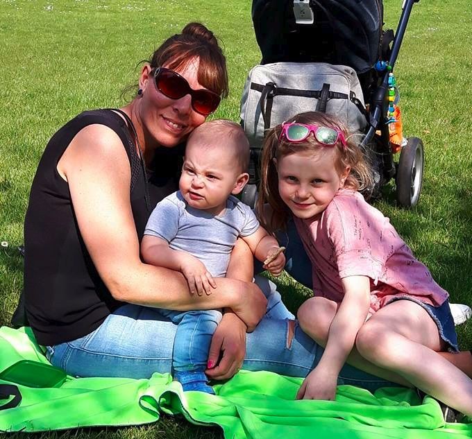Hallo ik ben Veerle  40 jaar ben een gediplomeerde Kinderverzorgster heb mijn eigen kinderopvang sinds 2008 .
Ben ondertussen ook mama van een dochter van 10 jaar en een zoontje van 4jaar . Heb al veel ervaringen opgedaan in al die jaren in mijn opvang en in een thuis situatie  en ik leer nog graag elke dag bij , ben een gedreven persoon die niet bij de pakken blijft zitten !
Mijn leven draait om kinderen op mijn werk , thuis ,...
 